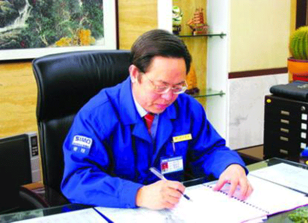 西瑪集團(tuán)董事長楊允成被評(píng)選為“感動(dòng)西安——2005年度推動(dòng)西安經(jīng)濟(jì)發(fā)展的十大新聞人物”之一。