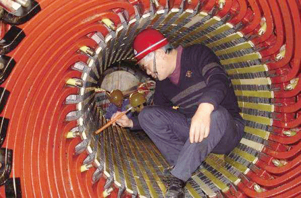 西安泰富西瑪電機吳高治、劉長安、張衛(wèi)華榮獲西安市勞動模范榮譽稱號。