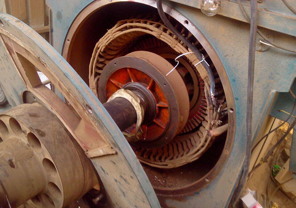 一臺正在西安西瑪電機車間大修的高壓電機 一臺正在西安西瑪電機車間大修的高壓電機