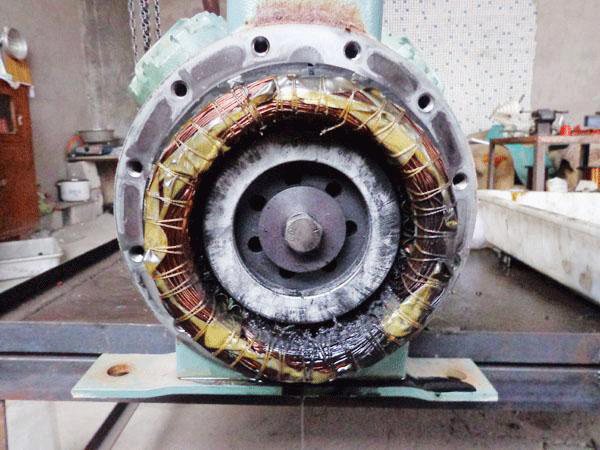 一臺(tái)噪音大待修理的電機(jī) 一臺(tái)噪音大待修理的電機(jī)